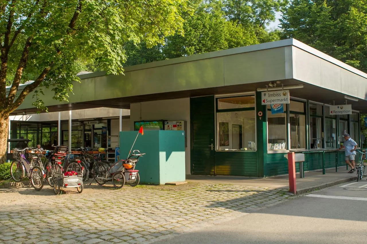 Munich Oktoberfest Glamping Hotel 2*,